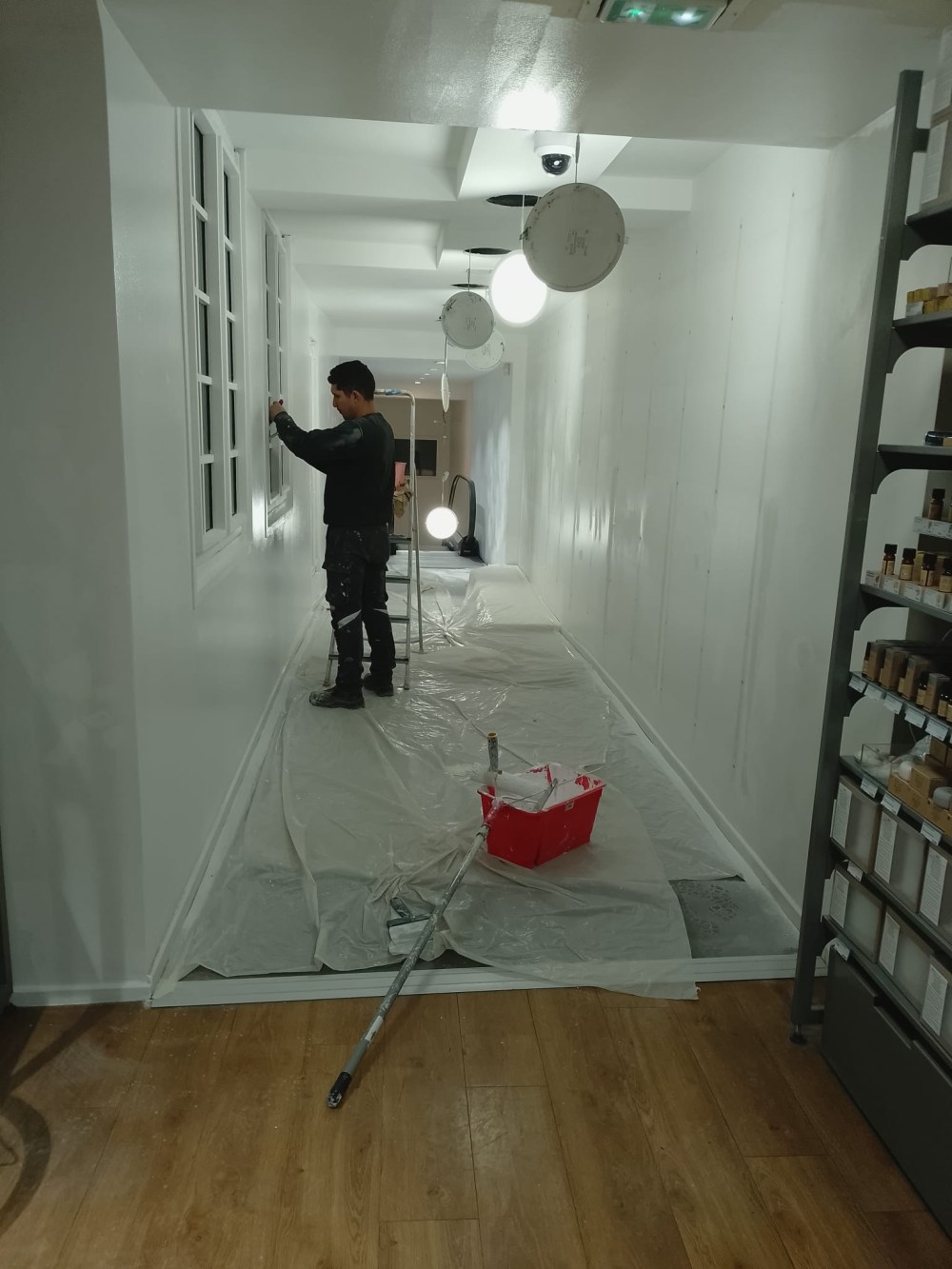 Peinture d’un couloir de boutique avec protection des sols