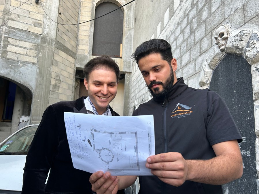 Bruno Lopes étudie les plans d’un projet avec un client sur site